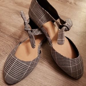 Gorgeous black and white plaid flats